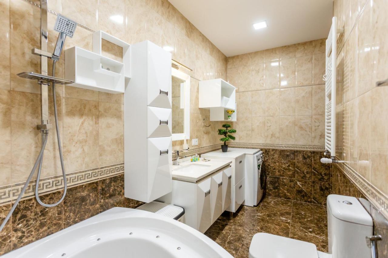 Central Cozy 3Bd-2Bath Apartment Tbilisi ภายนอก รูปภาพ