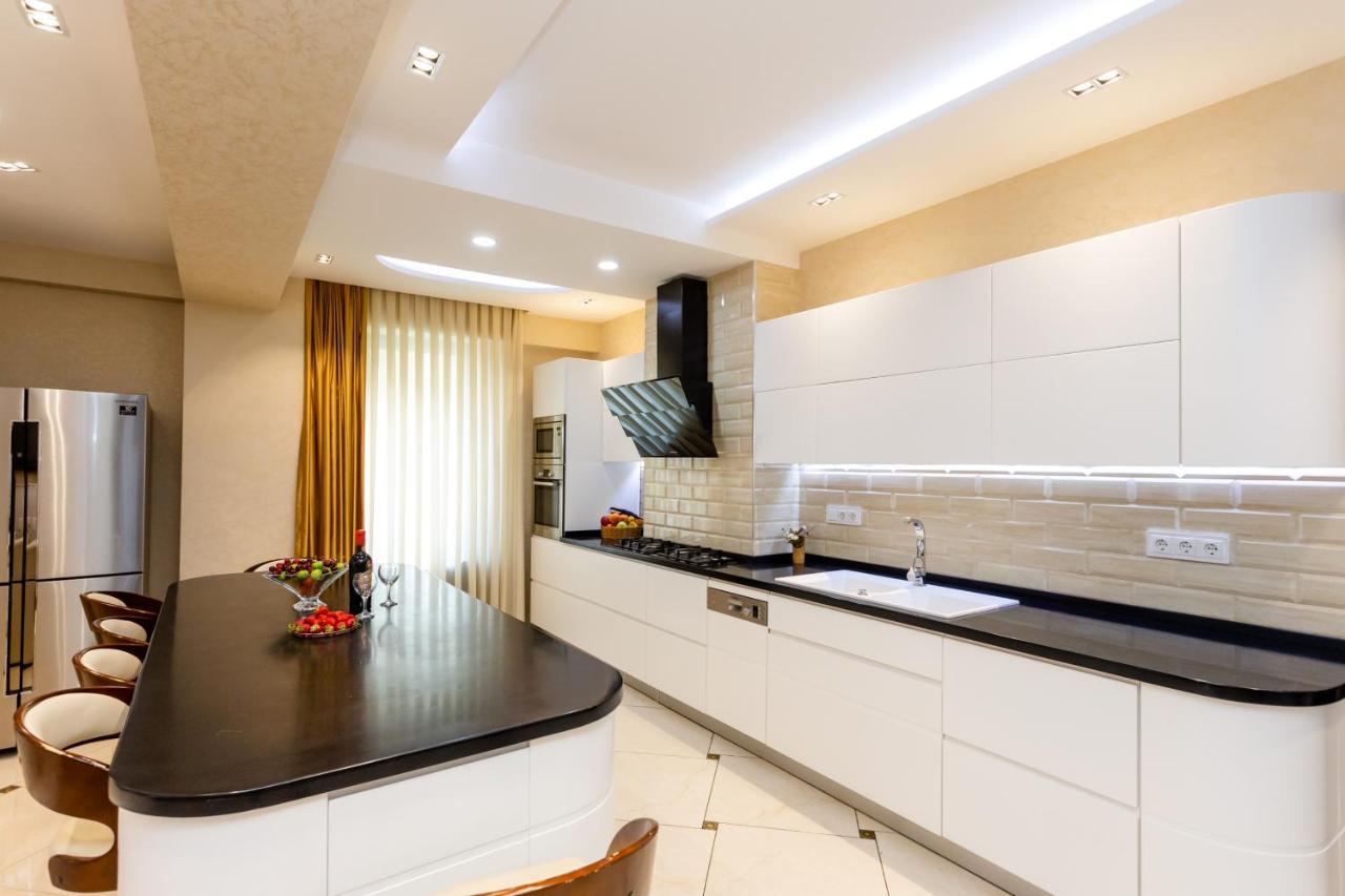 Central Cozy 3Bd-2Bath Apartment Tbilisi ภายนอก รูปภาพ