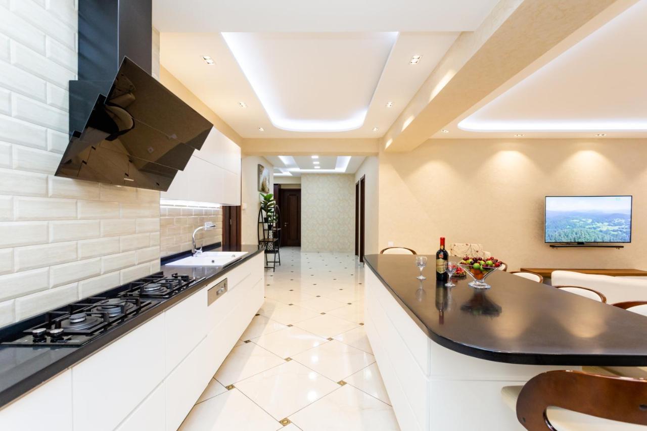 Central Cozy 3Bd-2Bath Apartment Tbilisi ภายนอก รูปภาพ